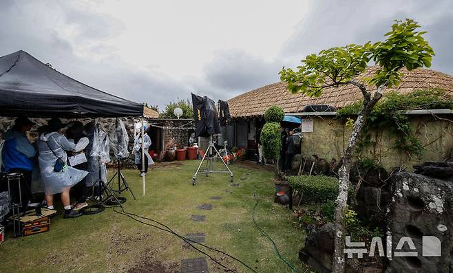 [서귀포=뉴시스] 우장호 기자 = 1일 오전 서귀포시 표선면 성읍마을에서 제주4·3을 다룬 영화 '내 이름은' 촬영이 진행되고 있다. 영화 '내 이름은'은 정지영 감독이 연출했고, 최근 네플릭스 인기 OTT 드라마 '폭싹 속았수다'에서 명연기를 선보인 염혜란 배우가 주연을 맡았다. 2025.05.01. woo1223@newsis.com