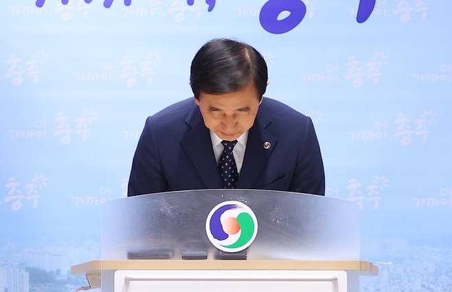 고개숙이는 조길형 충주시장.(사진=충주시 제공) *재판매 및 DB 금지