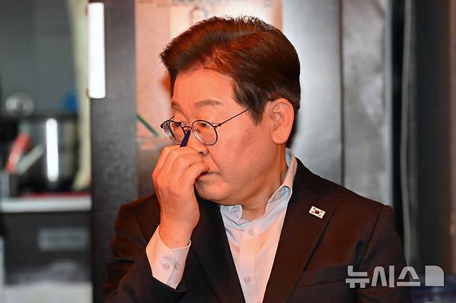 [서울=뉴시스] 조성우 기자 = 이재명 더불어민주당 대선후보가 1일 오후 서울 종로구의 한 포장마차에서 열린 배달라이더, 택배기사 등 비(非)전형 노동자들과 간담회에서 노동자들의 발언을 듣고 있다. 대법원 전원합의체는 이날 이 후보에게 무죄를 선고한 원심 판결을 파기하고 사건을 서울고법으로 돌려보냈다. (공동취재) 2025.05.01. photo@newsis.com