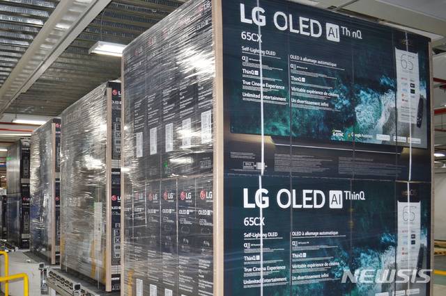 [서울=뉴시스] LG전자 멕시코 레이노사(Reynosa)에서 생산된 LG 올레드 TV(모델명 65CX)가 출하를 앞두고 있다. (제공=LG전자)