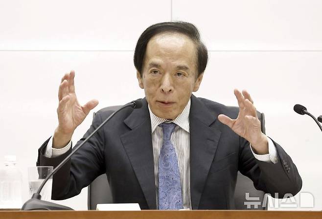 [도쿄=AP/뉴시스]﻿﻿일본 중앙은행인 일본은행은 1일 ‘기준금리’를 동결한 가운데 우에다 가즈오 총재는 경제와 물가 상황에 따라 계속해서 기준금리를 인상하겠다고 밝혔다. 사진은 우에다 총재가 =가즈오 일본은행 총재가 도쿄에 있는 일본은행에서 기자회견을 하는 모습. 2025.05.01