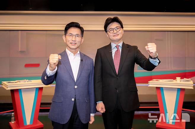 [서울=뉴시스] 국회사진기자단 = 김문수(왼쪽), 한동훈 제21대 대통령 선거 국민의힘 경선 후보가 30일 오후 서울 중구 TV조선 스튜디오에서 열린 TV토론에 앞서 기념촬영을 하고 있다. 2025.04.30. photo@newsis.com