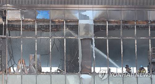 부산 반얀트리 공사장 화재 진화 작업 [연합뉴스 제공]