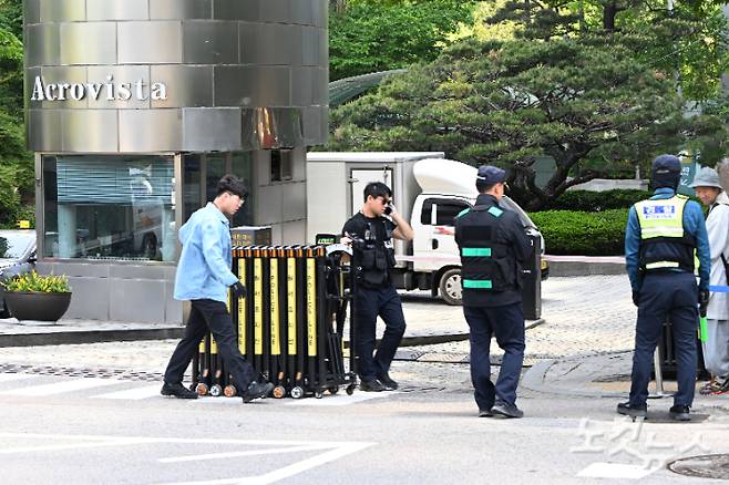 윤석열 전 대통령 부부와 일명 건진법사 전성배 씨 사이에서 일고 있는 각종 의혹을 수사 중인 검찰이 윤 전 대통령 사저 압수수색에 나선 지난달 30일 서울 서초구 아크로비스타에 경찰들이 근무를 서고 있다. 류영주 기자