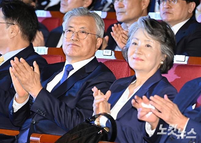 문재인 전 대통령과 김정숙 여사가 지난달 25일 서울 여의도 국회도서관에서 열린 4.27 판문점선언 7주년 기념식에 참석해 박수를 치고 있다. 윤창원 기자