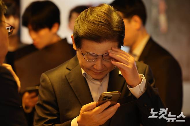 더불어민주당 이재명 대통령 후보가 노동절인 1일 오후 서울 종로구 삼일대로 한 식당에서 열린 민생시리즈2 <비전형 노동자 간담회>를 마치고 스마트폰을 보고 있다. 황진환 기자