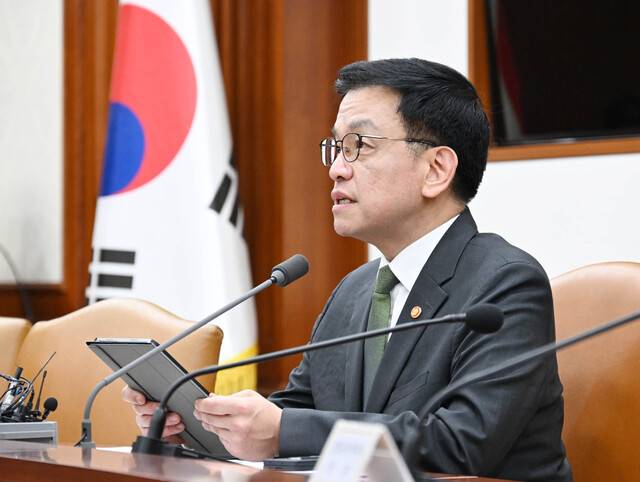 최상목 부총리 겸 기획재정부 장관이 1일 정부서울청사에서 열린 ‘경제관계장관회의 겸 산업경쟁력강화관계장관회의’에서 지역경제와 기업 지원방안을 발표하고 있다. 기획재정부