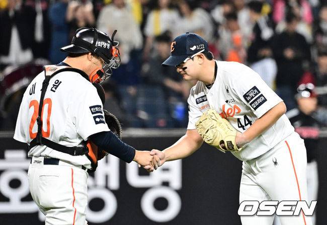 [OSEN=대전, 지형준 기자] 한화 김서현(오른쪽)이 세이브를 거둔 뒤 포수 이재원과 악수를 하고 있다. 2025.04.29 /jpnews@osen.co.kr