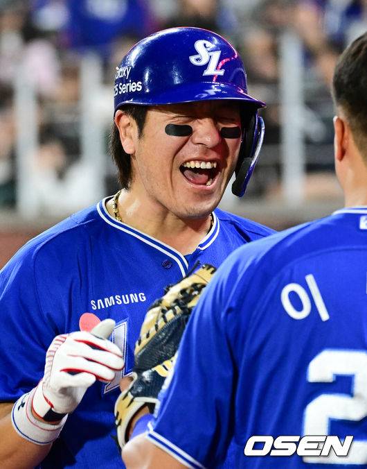 삼성 강민호가 솔로 홈런을 날린 뒤 어린아이처럼 기뻐하고 있다. 2025.04.30 /cej@osen.co.kr