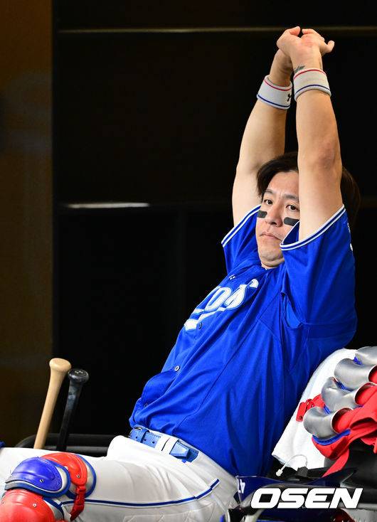 류지혁 배트와 자신의 배트를 나란히 둔 강민호. 주인에게 돌려줄 생각이 없어 보인다. 2025.04.30 /cej@osen.co.kr