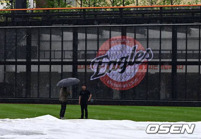 [OSEN=대전, 지형준 기자] 1일 대전 한화생명볼파크에서 2025 신한 SOL Bank KBO리그 한화 이글스와 LG 트윈스의 경기가 열린다.이날 한화는 엄상백, LG는 손주영이 선발로 나선다.이날 비 예보가 있는 가운데 한화생명볼파크에 비가 내리고 있다. 김시진 경기감독관이 그라운드를 살피고 있다. 2025.05.01 /jpnews@osen.co.kr