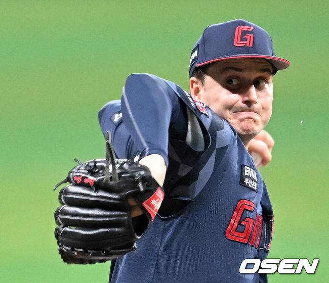 [OSEN=고척, 이대선 기자] 1일 오후 서울 고척스카이돔에서 2025 신한 SOL Bank KBO리그 키움 히어로즈와 롯데 자이언츠의 경기가 열렸다.키움은 조영건, 롯데는 데이비슨을 선발 투수로 내세웠다.1회말 무사에서 롯데 선발투수 데이비슨이 역투하고 있다. 2025.05.01 /sunday@osen.co.kr