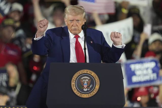 ▲29일(현지시간) 도널드 트럼프 미국 대통령이 미국 미시간주 워런에서 연설 뒤 춤을 추고 있다. ⓒAP=연합뉴스