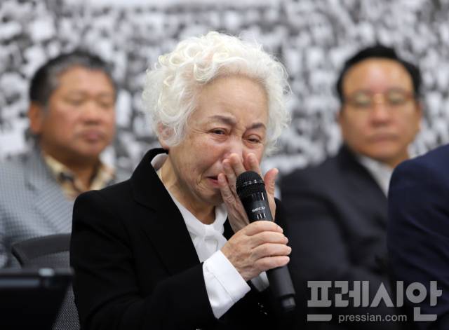 ▲외신에 보도된 '꼬마 상주'로 유명한 고(故) 조사천씨의 유족이 기자회견에서 눈물을 보이고 있다ⓒ5·18기념재단