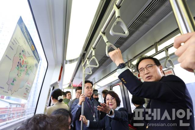 ▲1일 임태희 경기도교육감과 원순자 의정부교육지원청 교육장이 의정부경전철을 이용해 ‘의정부공유학교 올래캠퍼스’로 이동하고 있는 모습. ⓒ경기도교육청