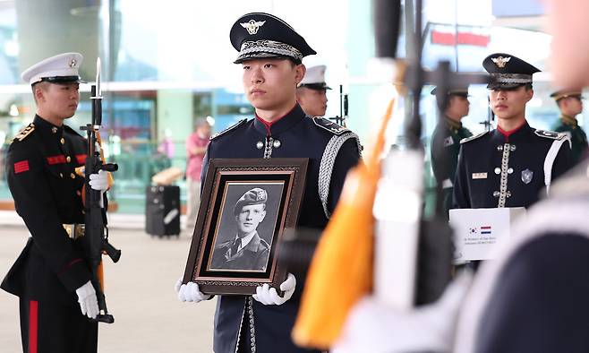 29일 인천국제공항 제2여객터미널에서 네덜란드 참전용사 요하네스 호르스트만 유해 봉환식이 거행되고 있다. 홀스트만 참전용사는 제2차 세계대전에 참전한 친형이 22세 나이에 전사하자 입대를 결심, 1950년 6·25 전쟁 발발 후 21살 나이에 자원해 참전했다. 그는 1952년 10월부터 1953년 8월까지 네덜란드 반호이츠 연대 A 중대 2소대 소속 일등병으로 철원 요크 고지에서 벙커를 건설하는 등 철의 삼각지대에서 참호 방어 임무를 수행했다. 인천공항=뉴스1