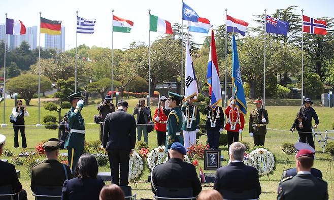 29일 오후 부산 남구 유엔기념공원에서 6·25전쟁 네덜란드 참전용사인 요하네스 홀스트만의 안장식이 거행되고 있다. 홀스트만 참전용사는 6·25전쟁이 발발하자 21세의 나이에 자원 참전했다. 고인은 강원 철원 요크 고지에서 벙커를 건설하는 등 '철의 삼각지대'에서 적군과 싸우며 참호 방어 임무를 수행했다. 이번 안장으로 유엔기념공원엔 총 30명의 유엔 참전용사가 사후 영면에 들어가게 됐다. 부산=뉴스1
