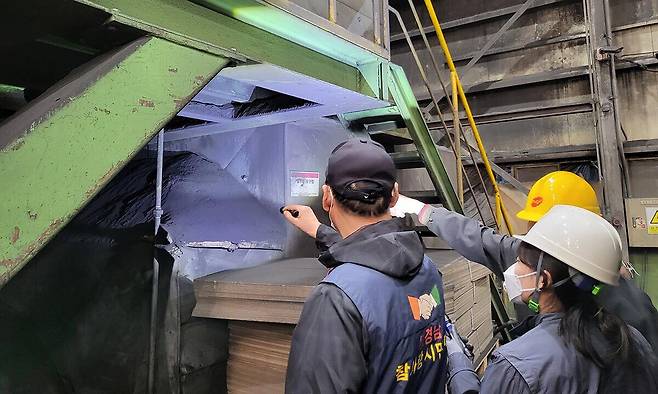 부산진해경자청 민관 합동점검반이 경제자유구역 내 80개 대기·폐수·폐기물 사업장을 대상으로 합동점검을&nbsp;벌이고 있다. 부산진해경제자유구역청 제공