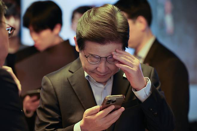 더불어민주당 이재명 대선 후보가 1일 서울 종로구의 한 포차 식당에서 '당신의 하루를 만드는, 보이지 않는 영웅들'이란 주제로 열린 배달 라이더, 택배 기사 등 비(非)전형 노동자들과의 간담회를 마친 뒤 스마트폰을 확인하고 있다. 국회사진기자단