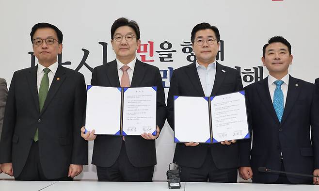 1일 서울 여의도 국회에서 더불어민주당 박찬대 당대표 직무대행 겸 원내대표와 국민의힘 권성동 원내대표가 추경안 합의문에 서명한 뒤 기념촬영하고 있다. 왼쪽부터 최상목 부총리 겸 기획재정부 장관, 권 원내대표, 박 원내대표, 박정 국회 예산결산특별위원회 위원장. 연합뉴스