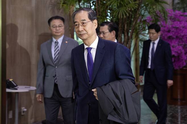 대선 출마를 위해 사퇴한 한덕수 국무총리가 1일 오후 정부서울청사를 떠나고 있다. 대통령실사진기자단