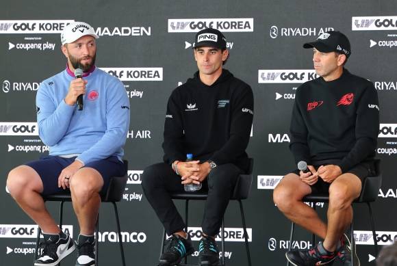 람(왼쪽부터), 호아킨 니만, 세르히오 가르시아가 기자회견에서 기자들의 질문을 받고 있다. 연합뉴스