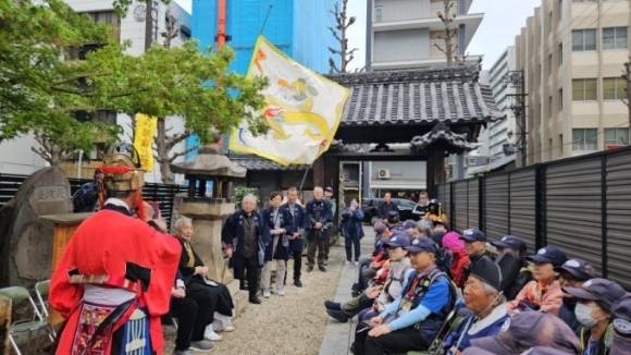 나고야시 다치바나초 주민회가 묘젠지에서 베푼 환영행사에 참석한 한일 우정 걷기 일행단. 한국체육진흥회 제공