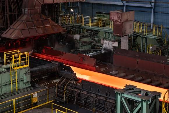 지난달 26일 전남 광양시 포스코 광양제철소 후판공장에서 고망간강 슬래브(철강 반제품)가 롤러를 타고 압연기슬래브를 얇게 만드는 기계)로 이동하는 모습. 포스코 제공