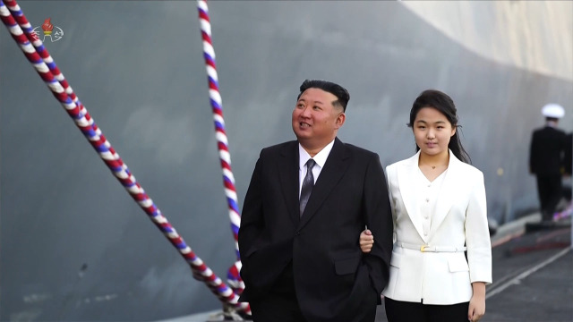 김정은(왼쪽) 북한 국무위원장과 딸 김주애. 연합뉴스