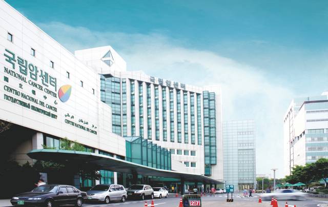 국립암센터가 지난해 331개 전체 공공기관 중 기관장 연봉 1위에 올랐다. 연합뉴스