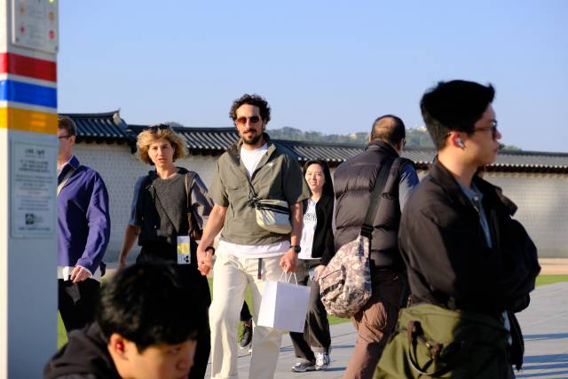 외국인 관광객들이 서울 종로구 경복궁 앞을 지나고 있다. 황동건 기자