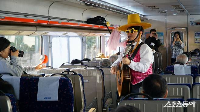 ‘충남 레트로 낭만열차’에서 진행하는 프로그램 중 하나안 싱어롱 타임. 통기타 반주에 맞춰 ‘여행을 떠나요’같은 예전 낭만을 일깨우는 노래를 함께 부르며 즐거운 추억여행으로 떠난다 충남|김재범 기자 oldfield@donga.com