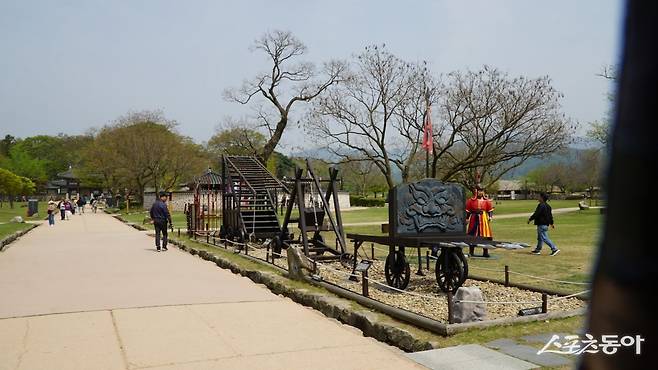 서산 해미읍성이 내부. 넓은 잔디광장 등 장 관리한 경내에는 조선시대 각종 무기를 비롯해 당시 대문과 객사 2동, 동헌 1동, 망루 등을 다시 재현했다         충남｜김재범 기자 oldfield@donga.com