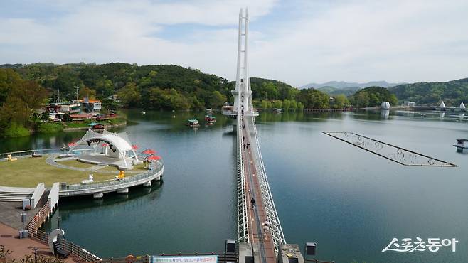 예당호 출렁다리와 예당호 전경.  왼쪽에 각종 공연을 할 수 있는 무대가 있고 오른쪽에는 이곳의 또 다른 명물거리 음악분수가 있다               충남｜김재범 기자 oldfield@donga.com