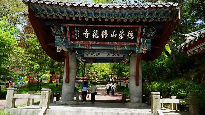 예산 수덕사 입구. 백제시대인 6세기경 창건해 1500년 가까운 역사를 지닌 고찰로 예산군 제1경으로 꼽힐 정도로 멋진 경관을 자랑한다 충남|김재범 기자 oldfield@donga.com