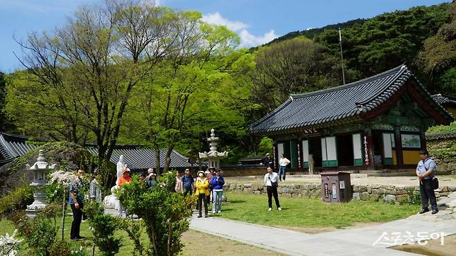 예산 수덕사를 찾아 해설사의 설명을 듣는 관광객들.  수덕사는 충남 지역의 대표 불교 명소인데다, 경관이 빼어나고 사찰 내 문화재가 많다 보니 늘 관광객이 북적인다         충남｜김재범 기자 oldfield@donga.com