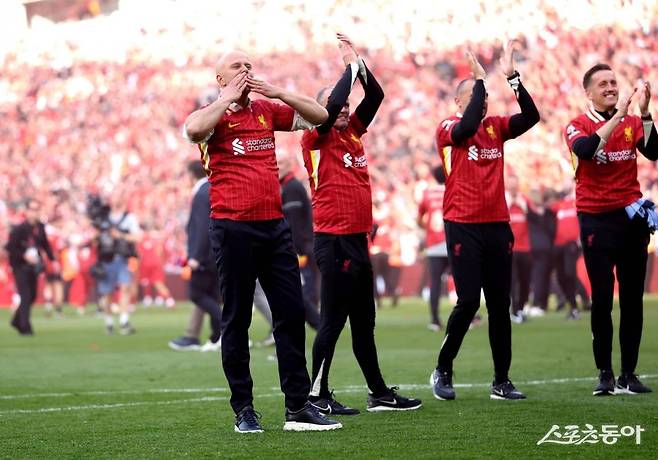 리버풀이 28일 안방인 안필드에서 열린 토트넘과 EPL 34라운드 홈경기에서 5-1 대승을 거두며 4경기를 남겨두고 조기에 우승을 확정했다. 경기 후 아르네 슬롯 리버풀 감독(왼쪽)이 팬들과 기쁨을 나누고 있다. 사진출처｜리버풀 페이스북