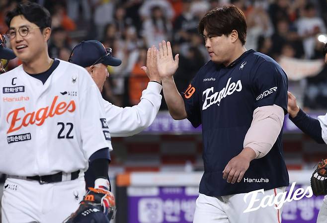 한화 류현진(오른쪽)이 지난달 30일 대전 LG전 승리 후 김경문 한화 감독과 하이파이브하고 있다. 한화 이글스 제공