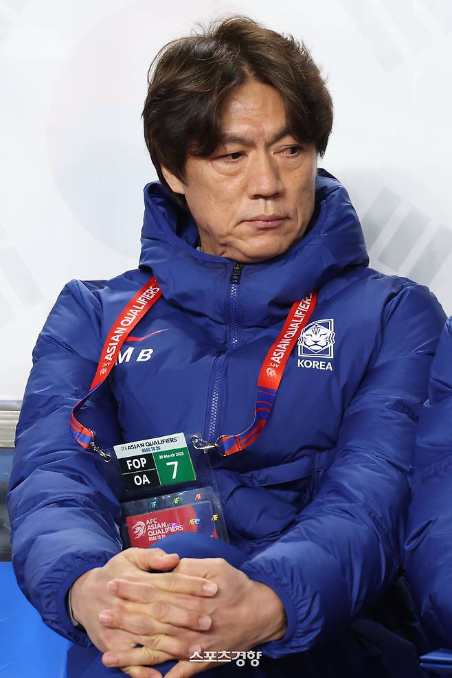 한국 축구국가대표팀 홍명보 감독이 20일 경기 고양시 고양종합운동장에서 열린 오만과의 2026 FIFA 북중미 월드컵 3차 예선전 시작을 기다리고 있다. 2025.03.20. 정효진 기자