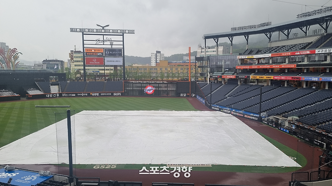 1일 대전에 내린 비로 한화생명 볼파크에 방수포가 깔려있다. 대전|배재흥 기자