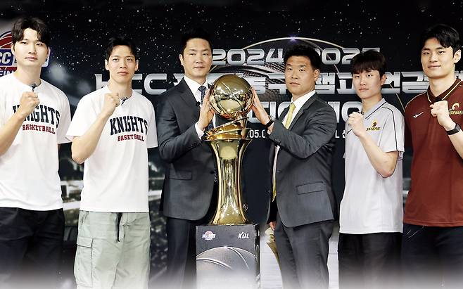 서울 SK 안영준, 김선형, 전희철 감독과 창원 LG 조상현 감독, 양준석, 유기상(왼쪽부터)이 1일 열린 2024~2025 KCC 프로농구 챔피언결정전 미디어데이에서 우승 트로피를 가운데 놓고 서로 우승을 다짐하고 있다. 연합뉴스
