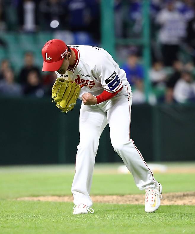 ▲ 30일 인천에서 열린 SSG와 삼성과 경기에서 연장 11회 마지막 아웃카운트 이후 리액션이 논란이 됐던 김건우 ⓒSSG랜더스