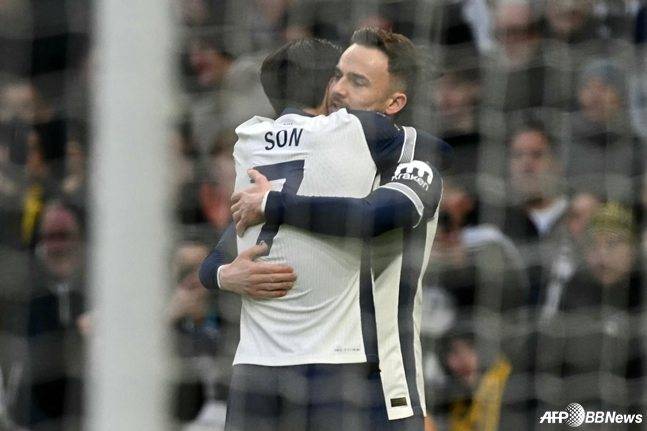 손흥민(왼쪽)과 제임스 매디슨이 포옹하고 있다. /AFPBBNews=뉴스1