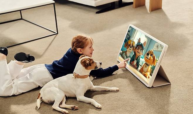 LG전자의 이동형 TV '스탠바이미' 시리즈가 큰 인기를 끌고 있다.[사진 | LG전자 제공]