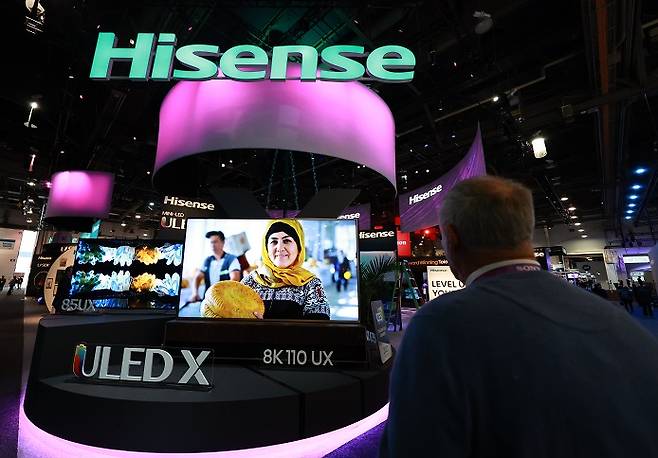 지난 1월 개최한 CES 2025에서 TCL과 하이센스가 이동형 TV와 비슷한 제품을 선보였다.[사진 | 연합뉴스]