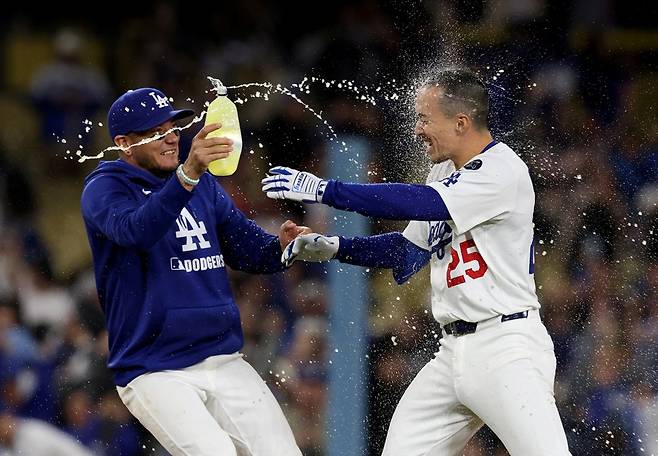 다저스 멀티 플레이어 에드먼(오른쪽)은 올 시즌 팀 내 홈런, 타점 2위 등 맹활약을 이어가고 있다. 내년 3월 열릴 WBC에서 대표팀에 큰 힘이 될 수 있을지 벌써 많은 관심이 쏠린다. 연합뉴스 REUTERS