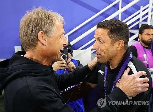 이라크 매체 '알라비아스포츠'가 1일(한국시간) 후세인 아무타 감독과 협상이 결렬된 뒤, 이라크축구협회가 엑토르 쿠페르를 포함해 헬리오 수자, 틴틴 마르케스 로페스 감독을 차기 축구 국가대표팀 감독 후보로 두고 있다고 보도했다.&nbsp;  이어 현지에서는 엑토르 쿠페르 감독과 먼저 이라크축구협회가 줌 미팅을 가졌다는 보도가 나오면서 쿠페르 감독이 1순위 후보로 거론되고 있다.&nbsp;연합뉴스