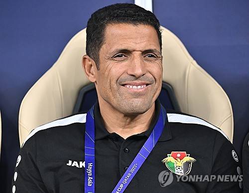 이라크 매체 '알라비아스포츠'가 1일(한국시간) 후세인 아무타 감독과 협상이 결렬된 뒤, 이라크축구협회가 엑토르 쿠페르를 포함해 헬리오 수자, 틴틴 마르케스 로페스 감독을 차기 축구 국가대표팀 감독 후보로 두고 있다고 보도했다.&nbsp;  이어 현지에서는 엑토르 쿠페르 감독과 먼저 이라크축구협회가 줌 미팅을 가졌다는 보도가 나오면서 쿠페르 감독이 1순위 후보로 거론되고 있다.&nbsp;연합뉴스