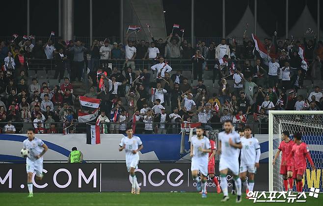 이라크 매체 '알라비아스포츠'가 1일(한국시간) 후세인 아무타 감독과 협상이 결렬된 뒤, 이라크축구협회가 엑토르 쿠페르를 포함해 헬리오 수자, 틴틴 마르케스 로페스 감독을 차기 축구 국가대표팀 감독 후보로 두고 있다고 보도했다.&nbsp;  이어 현지에서는 엑토르 쿠페르 감독과 먼저 이라크축구협회가 줌 미팅을 가졌다는 보도가 나오면서 쿠페르 감독이 1순위 후보로 거론되고 있다.&nbsp;엑스포츠뉴스DB