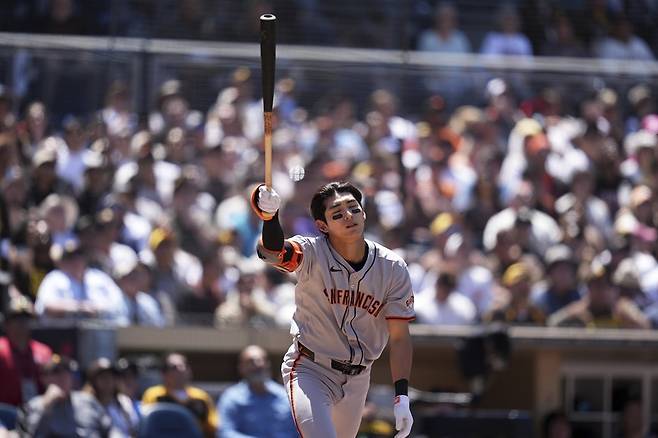 샌프란시스코 자이언츠 이정후가 1일 샌디에이고 파드리스전에서 타격 후 아쉬워하고 있다. AP 연합뉴스